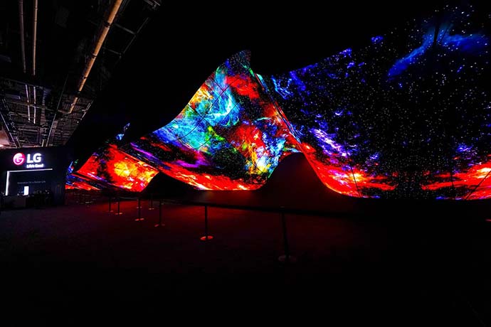 Танцующий фонтан из телевизоров и OLED-волна: LG зажгла на CES