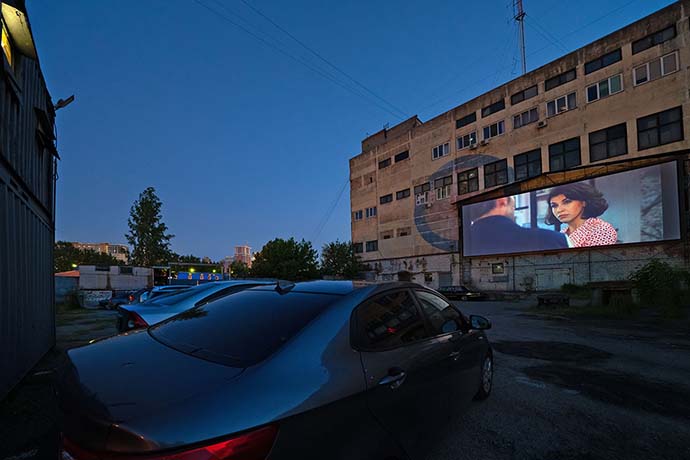 Легендарная «Фара» вернулась в Питер: белые ночи, кино и попкорн