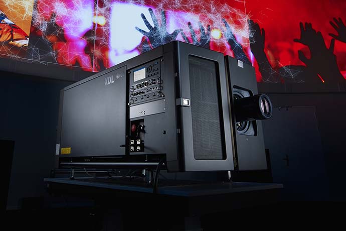 Сверхмощный лазерник Barco XDL-4K75 теперь и в России