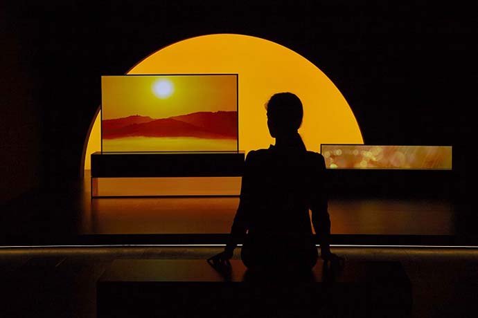 Сворачивающийся OLED-экран LG – объект Миланской недели дизайна