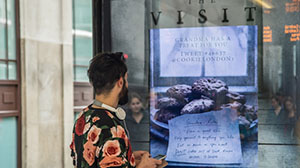 Печеньки раздают! Digital Signage стенды – британцам