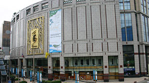 Видеостена размером 15х55 LCD панелей в Emporium Shopping Mall