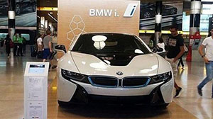 Спорт-кар BMW i8 представился пассажирам аэропорта Лиссабона