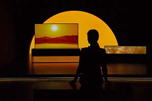 Сворачивающийся OLED-экран LG – объект Миланской недели дизайна