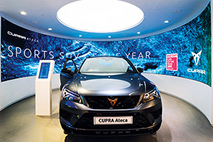 Гигантская изогнутая видеостена Absen в лондонском автосалоне SEAT