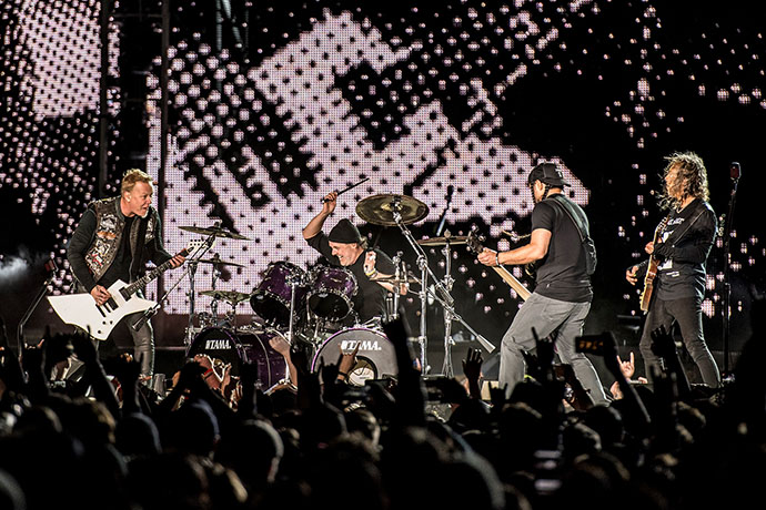 LEO от Meyer Sound выступает в стадионном туре Metallica