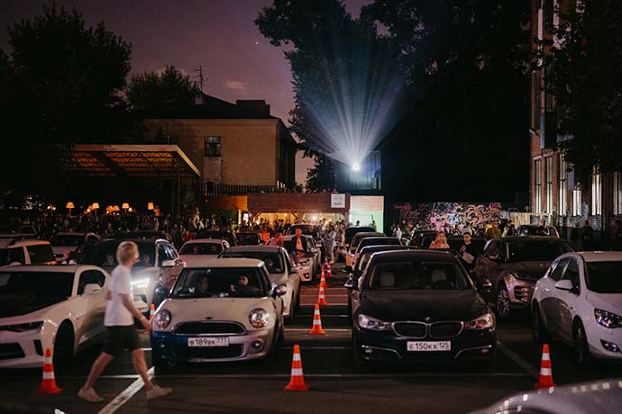 В Москве открылся первый гибридный (что?) кинотеатр «Кинофлакон IVI»