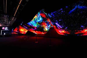 Танцующий фонтан из телевизоров и OLED-волна: LG зажгла на CES