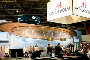 ISE 2020: Arthur Holm показал Pylon, монитор на стеклянной стойке