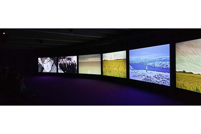 Любопытная инсталляция с проекторами Panasonic на 6 экранах