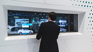 Прозрачность им к лицу: обновленные OLED дисплеи )eyevis