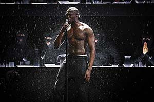 Певец Stormzy спел, стоя под водопадом. Микрофон не подкачал!