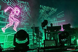 Концерт The Chemical Brothers в Москве пробрал до мурашек. Это все LEO