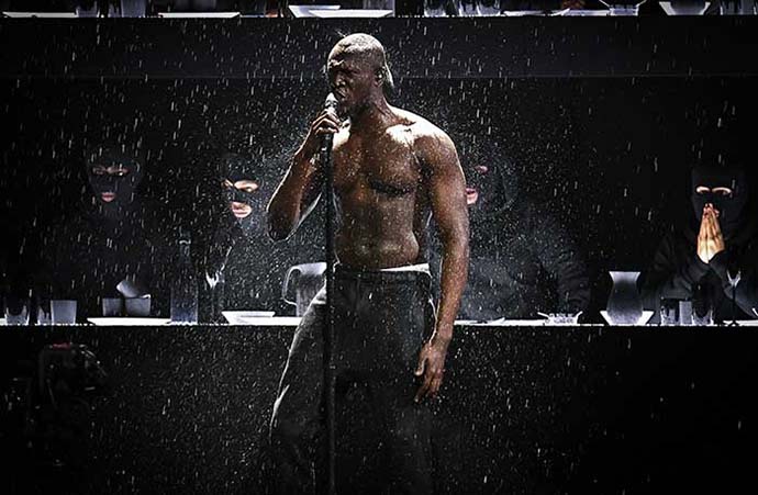 Певец Stormzy спел, стоя под водопадом. Микрофон не подкачал!