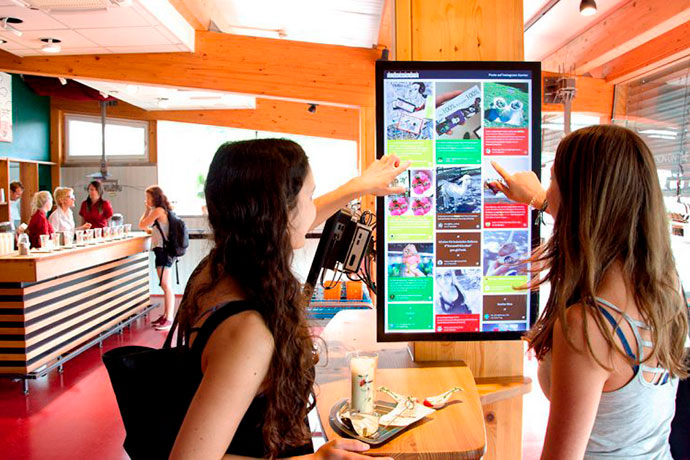 BrightSign и Walls.io интегрировали соцсети в Digital Signage