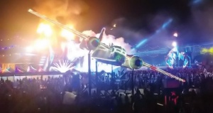 Оживший бомбардировщик B-25 на фестивале EDC в Лас-Вегасе