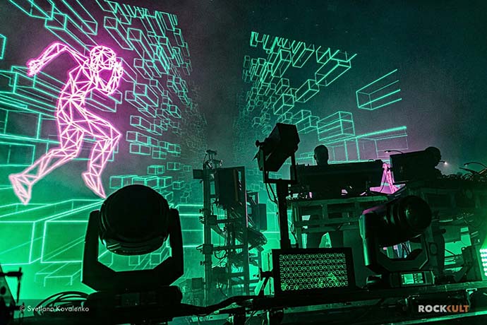 Концерт The Chemical Brothers в Москве пробрал до мурашек. Это все LEO