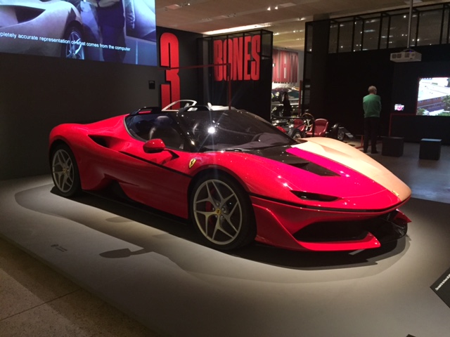 proektory-hitachi-proillyustrirovali-istoriyu-ferrari-v-londonskom-muzee-dizayna-1.jpg