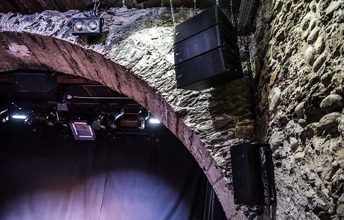 digico-i-meyer-sound-osnastili-zal-v-shveytsarskoy-peshchere-2.jpg