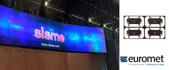 krepleniya-euromet-v-art-tsentre-v-turine-uderzhivayut-158-displeev-digital-signage-1.jpg