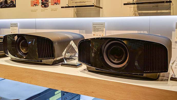 sony-pokazala-3-novykh-sxrd-proektora-s-podderzhkoy-nativnogo-4k-1.jpg