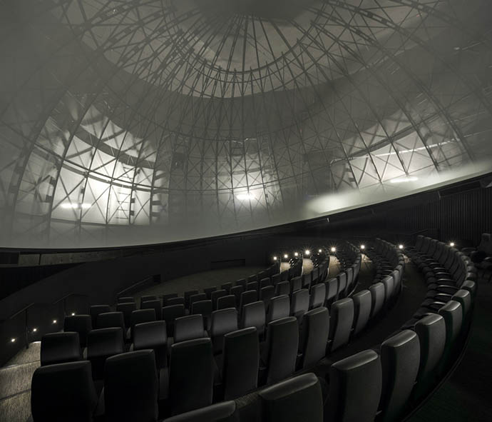 proektory-digital-projection-v-krupneyshem-planetarii-minnesoty-2.jpg