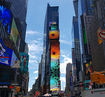 christie-spyder-x80-upravlyaet-kontentom-na-100-metrovoy-led-videostene-na-zdanii-one-times-square-1.jpg