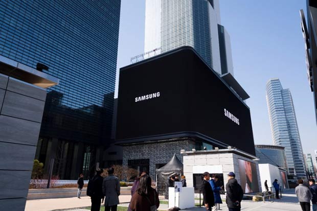 samsung-ustanovila-krupneyshiy-v-yuzhnoy-koree-izognutyy-led-displey-3.jpg