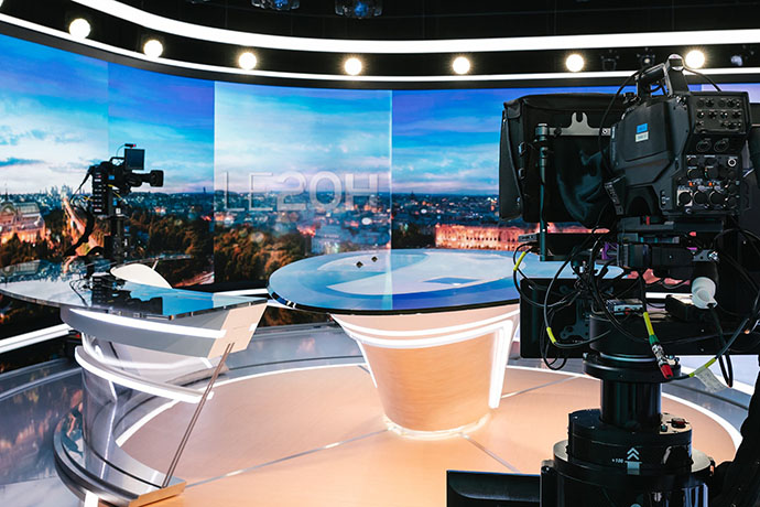 izognutaya-videostena-leyard-v-studii-frantsuzskogo-telekanala-tf1-2.jpg