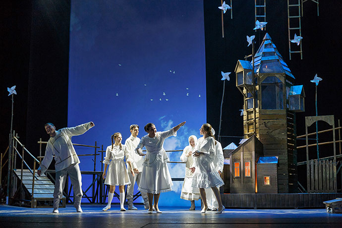 irkutskiy-dramaticheskiy-teatr-udivil-posetiteley-gologrammoy-2.jpg