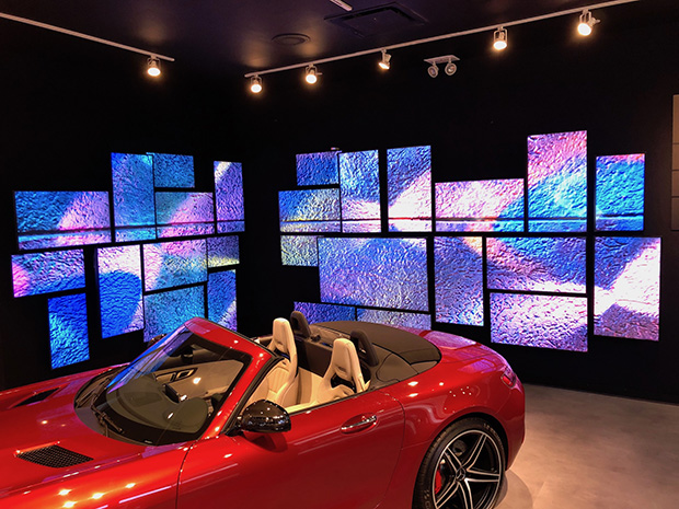 60-displeev-pod-upravleniem-brightsign-v-magazinakh-mercedes-benz-1.jpg