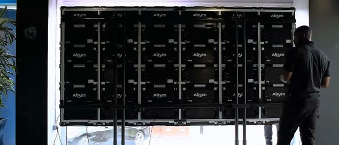 absen-i-peerless-av-transformirovali-okno-shou-ruma-v-led-ekran-2.jpg