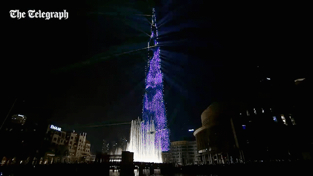 rekordnoe-svetovoe-shou-v-dubae-2018-4.gif