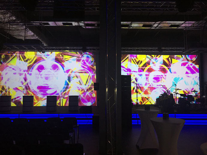 proektory-epson-ekrany-av-stumpfl-yarkiy-duet-v-cyberspace-1.jpg