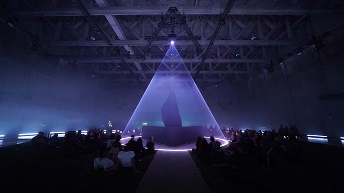 meyer-sound-stali-glavnym-elementom-multisensornoy-installyatsii-1.jpg